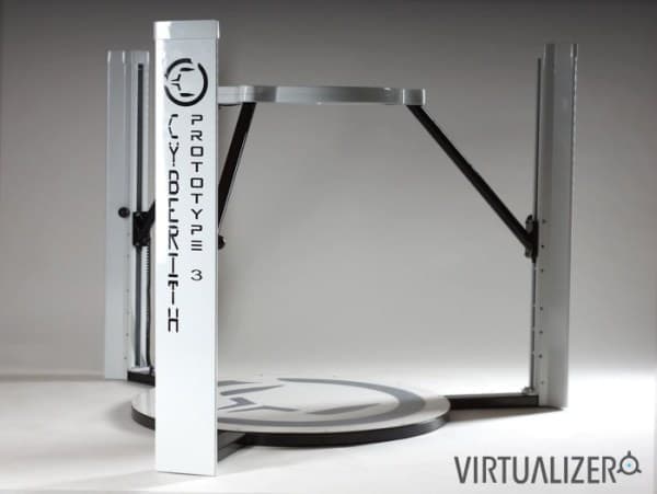 「Virtualizer」のベースプレートとポールにはセンサーが搭載されており　　ゲームプレイヤーの動きをゲーム機に伝える