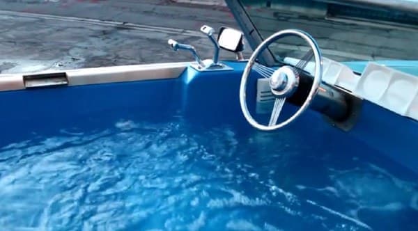 「Cadillac DeVille」の車内をお湯で満たせば、走る浴槽「バスタブカー」の完成