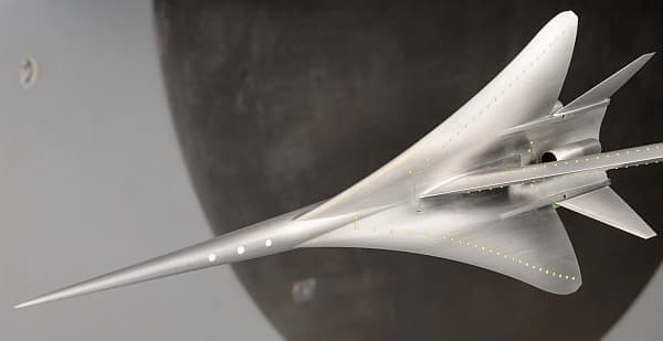 NASA による超音速旅客機の形状コンセプト　　細い機種、流線形の機体、三角翼が特徴　　（出典：NASA/Dominic Hart）