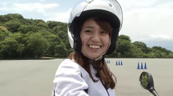 「TRICITY MW125」に乗る大島優子さん　　（画像出典：ヤマハ Web サイト「大島優子　二輪免許取ります！！」）