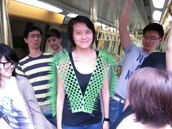 電車通勤を快適に？ パーソナルスペース”を守るパイク付きのベスト「Spike Away Vest」