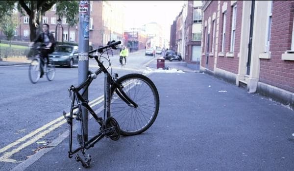 ホイール盗難にあった自転車　　画像を見ているだけで哀しい気分になります
