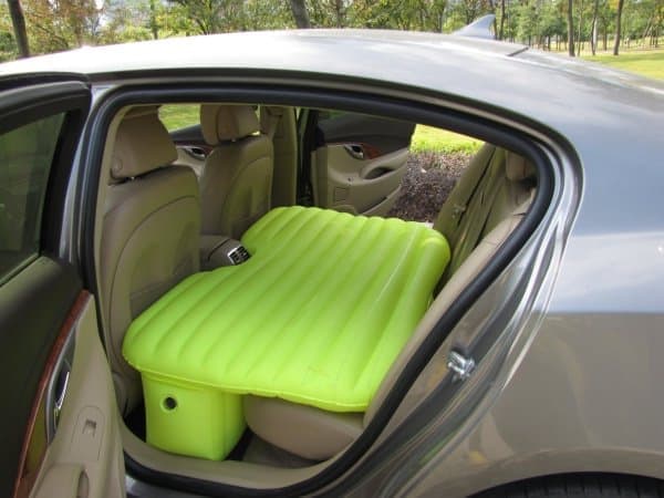 「Inflatable Car Bed」を使用すれば、後部座席がフルフラットに！