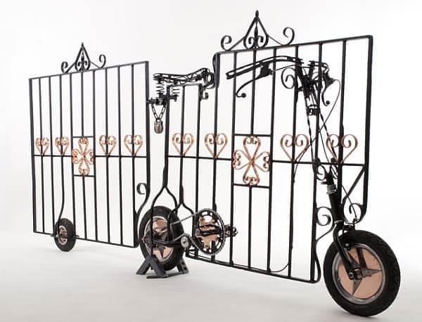 古い門扉を再利用した自転車「The Locked Gate」　　動かないはずの門が移動する点が面白い？？