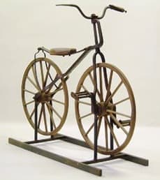 こちらは明治10年に製作された自転車だそうです　　乗ってみたい！