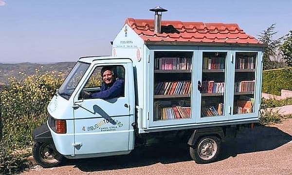「Bibliomotocarro（図書館三輪車）」　　屋根、付いてます　煙突だって付いてます！