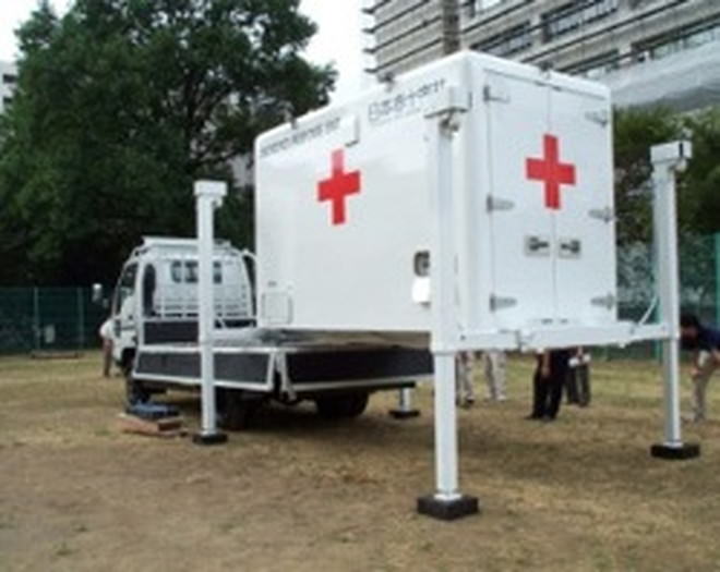 日本赤十字社のdERU（仮設診療所）